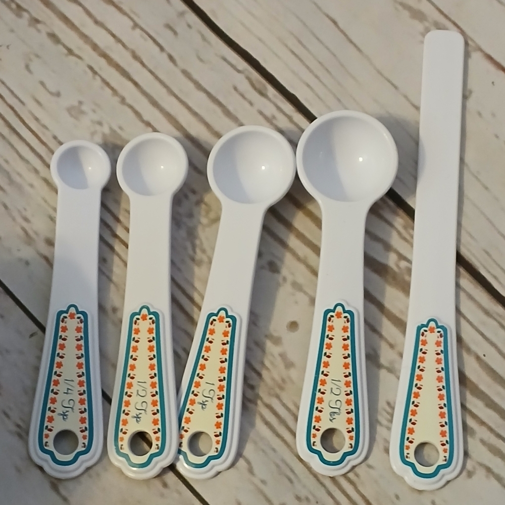 The Pioneer Woman White Measuring Spoons Set With Leveler